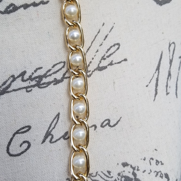 GOLDTONED CHAIN LINK NECKLACE WITH FAUX PEARLS - Picture 2 of 4